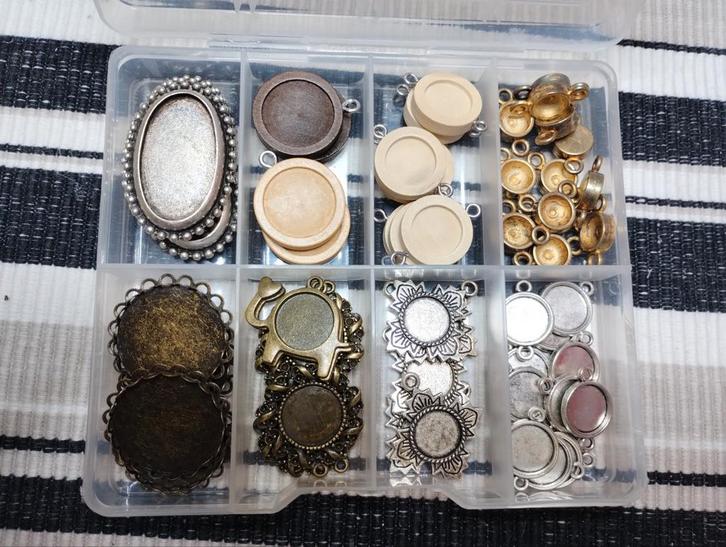 bakje met cabochonhouders, Hobby en Vrije tijd, Kralen en Sieraden maken, Kraal, Ophalen of Verzenden