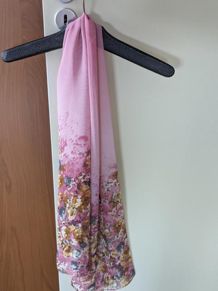 Sjaal Roze met bloemen (Nieuw) 160x50cm, Kleding | Dames, Mutsen, Sjaals en Handschoenen, Nieuw, Sjaal, Maat 46/48 (XL) of groter