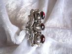 Mooie Lange Zilveren Ring met 3 Granaten en bewerkte zijka, Sieraden, Tassen en Uiterlijk, Antieke sieraden, Verzenden, Zilver