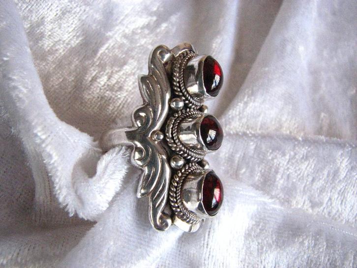 Mooie Lange Zilveren Ring met 3 Granaten en bewerkte zijka, Sieraden, Tassen en Uiterlijk, Antieke sieraden, Ring, Zilver, Met edelsteen