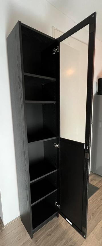 IKEA BILLY boekenkast met zwarte paneel-/vitrinedeur - afbeelding 2