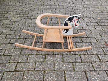 Houten hobbelpaard beschikbaar voor biedingen