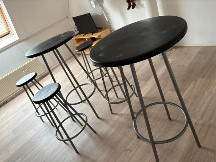 Barkrukken en staan tafels, Huis en Inrichting, Barkrukken, Gebruikt, 90 cm of meer, Kunststof, Metaal, 4 krukken, Met voetsteun