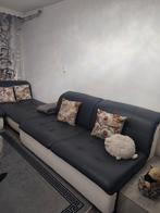 Bank is grijs met wit en zit lekker, Huis en Inrichting, Banken | Bankstellen, Ophalen of Verzenden, Leer