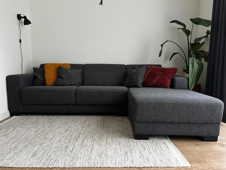 Antraciet grijze hoekbank met chaise longue + kussens, Huis en Inrichting, Banken | Bankstellen, Zo goed als nieuw, Hoekbank, Vierpersoons of meer