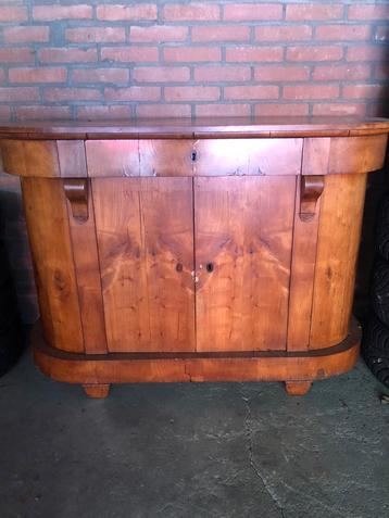 Antieke dressoir beschikbaar voor biedingen