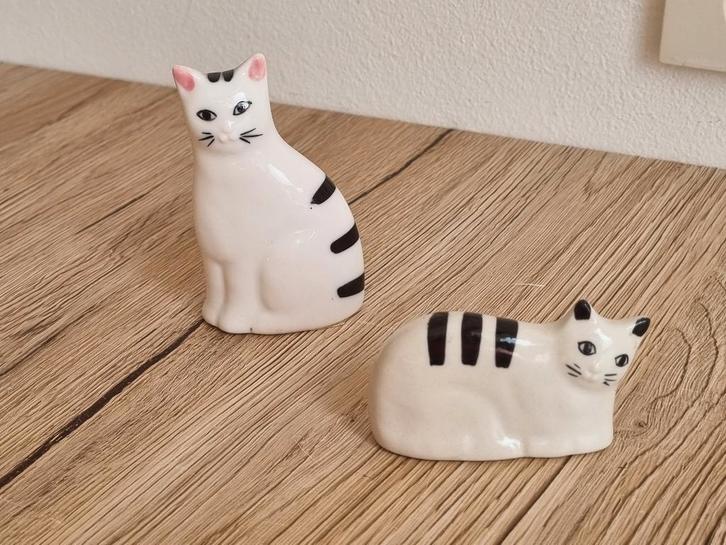 2 Mooie Vintage Katten Beeldjes van Boltze Germany Porselein, Verzamelen, Beelden en Beeldjes, Gebruikt, Dier, Verzenden