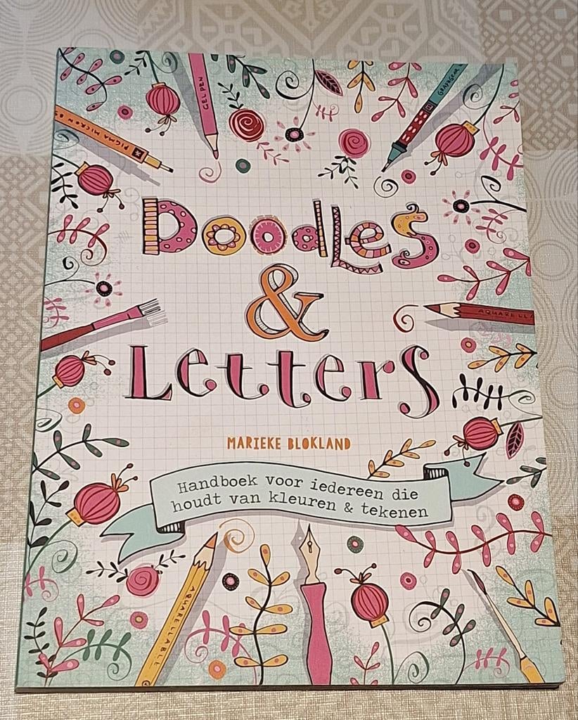 Doodles & Letters - Marieke Blokland, Boeken, Hobby en Vrije tijd, Zo goed als nieuw, Tekenen en Schilderen, Ophalen of Verzenden