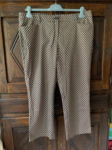 Damesbroek met kubussen kubus patroon beschikbaar voor biedingen