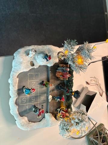 Kerstdorp: Speelstraat, Kerstboomverkoper + 2 Adapters beschikbaar voor biedingen