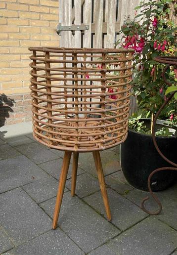 Rotan plantenbak beschikbaar voor biedingen