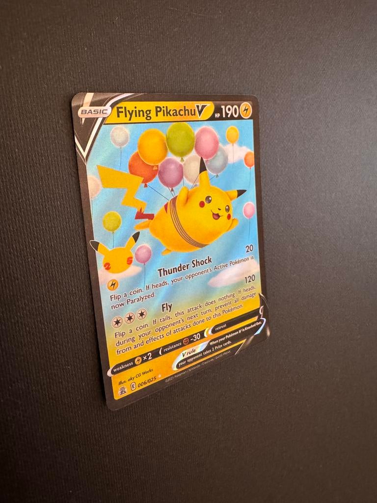 Flying Pikachu V - 006/025, Ophalen of Verzenden, Zo goed als nieuw, Losse kaart, Foil