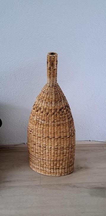 Rotan vaas beschikbaar voor biedingen