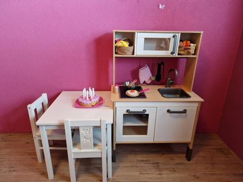 Ikea kinderkeuken met tafel stoeltjes en heel veel spulletje, Kinderen en Baby's, Speelgoed | Speelkeukens, Zo goed als nieuw