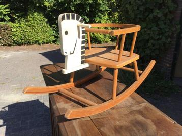 Hobbelpaard beschikbaar voor biedingen