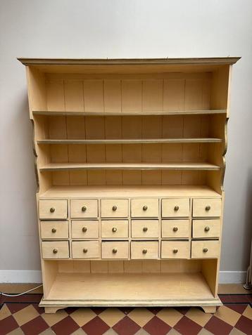 Brocante houten servieskast beschikbaar voor biedingen