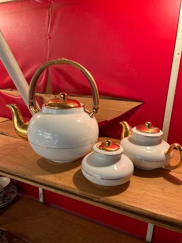 Vintage Theeservies met Gouden Details beschikbaar voor biedingen