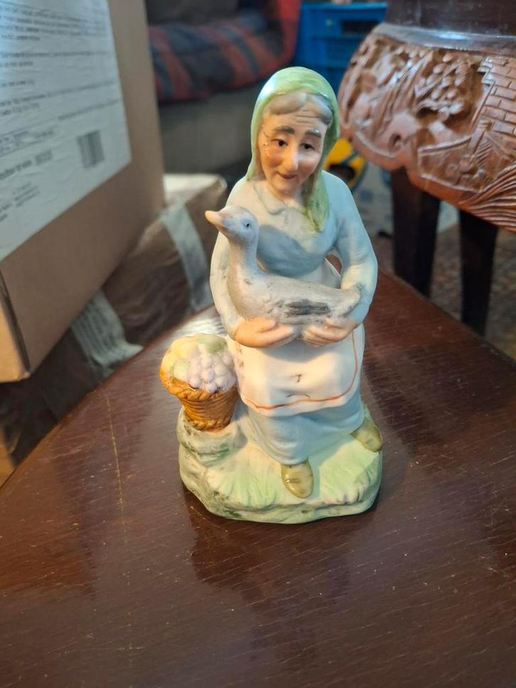 Oma met Gans Porseleinen Beeldje, Antiek en Kunst, Kunst | Beelden en Houtsnijwerken, Ophalen of Verzenden
