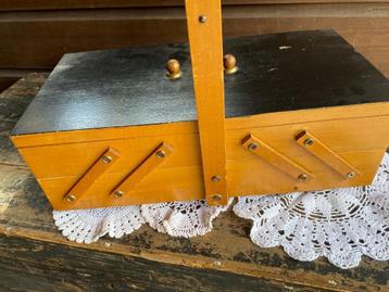 Vintage uitklapbare houten naaikist  beschikbaar voor biedingen