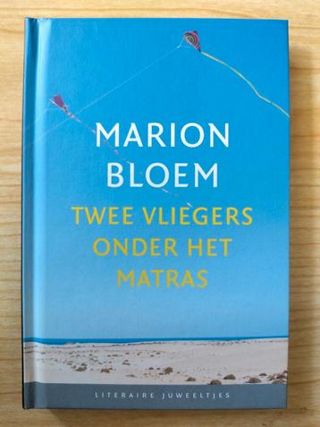 Twee vliegers onder het matras - Marion Bloem  beschikbaar voor biedingen