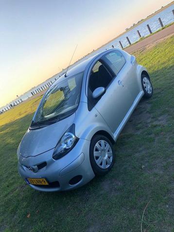 Toyota Aygo 1.0 12V Vvt-i 5DRS 2010 Grijs beschikbaar voor biedingen