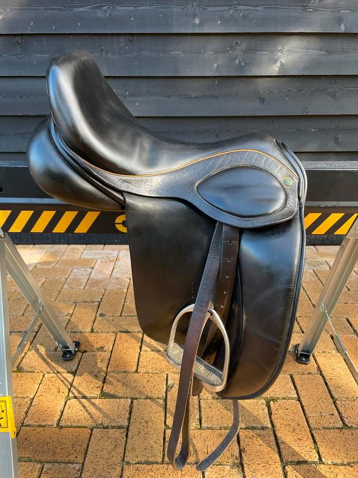Hulsebos Dynamic 3 dressuurzadel 18 inch, Dieren en Toebehoren, Paarden en Pony's | Zadels, Gebruikt, Dressuur, Ophalen of Verzenden