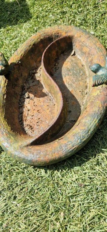 decoratief ovaal gietijzeren vogelbadje (brocante) beschikbaar voor biedingen
