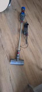 Dyson V8 Stofzuiger met Wandoplader, Witgoed en Apparatuur, Stofzuigers, Ophalen, Gebruikt, Stofzuiger, Minder dan 1200 watt