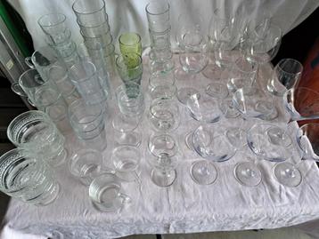 Een assortiment van drinkglazen, ad euro 25,00 beschikbaar voor biedingen