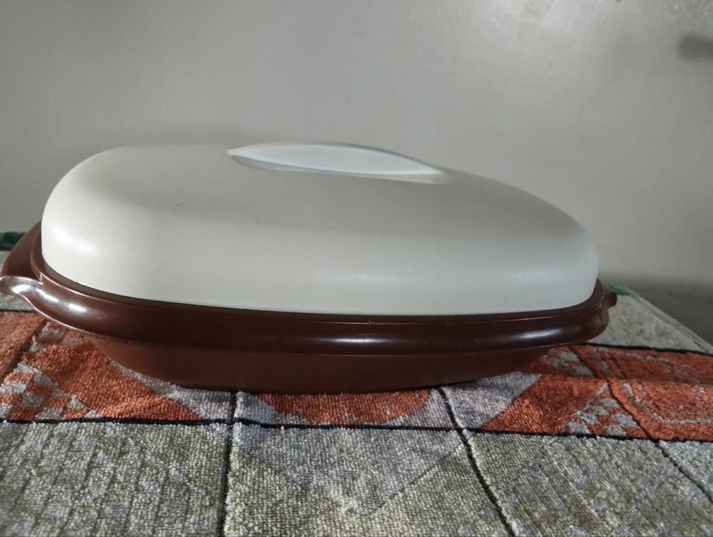 Tupperware serveer schaal met stoom inzet., Ophalen of Verzenden, Gebruikt, Bruin, Schaal