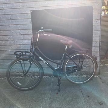 2 damesfietsen met rekje voorop beschikbaar voor biedingen