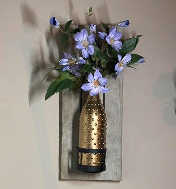 Nieuw! Houten wandbord met vaas en kunstbloemen / muurvaas beschikbaar voor biedingen