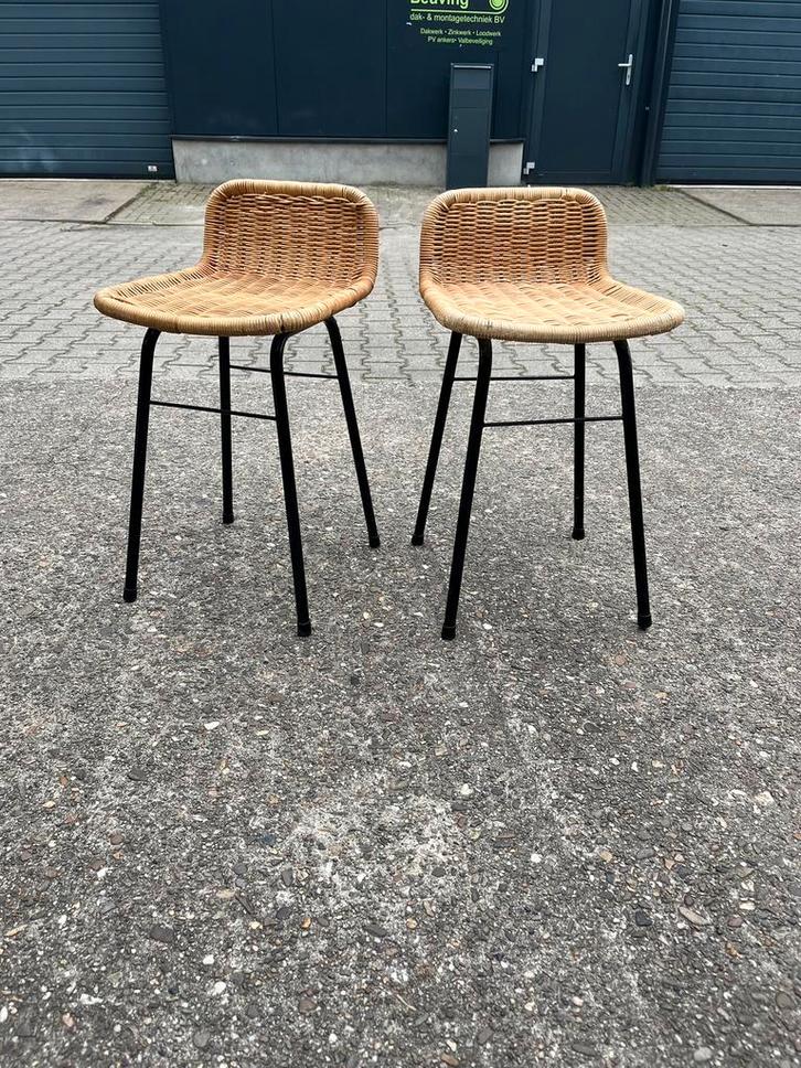 2 barkrukken Rohe Nordwolde vintage retro jaren 60 samen €95, Huis en Inrichting, Barkrukken, Gebruikt, 30 tot 60 cm, Metaal, Riet