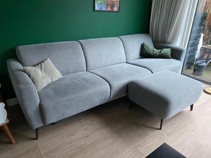 Lichtgrijze bank met pouf uit 2021, zonder vlekken, Huis en Inrichting, Banken | Bankstellen, Zo goed als nieuw, Rechte bank, Vierpersoons of meer