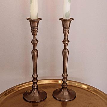 Elegante set slanke metalen kandelaars, met een tinnen kleur beschikbaar voor biedingen
