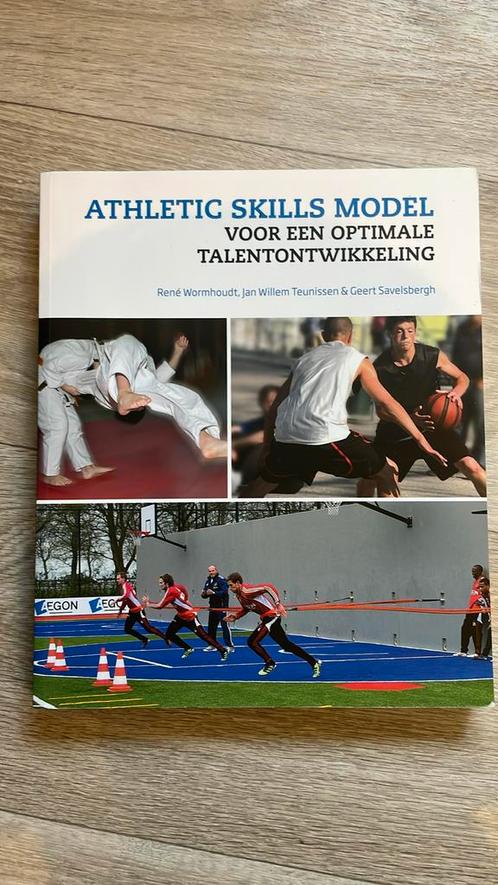 Rene Wormhoudt - Athletic skills model, Boeken, Sportboeken, Zo goed als nieuw, Ophalen of Verzenden