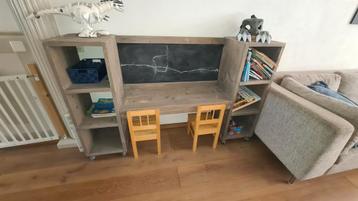 leuk stijgerhouten aanzit bureau met krijtbord  beschikbaar voor biedingen