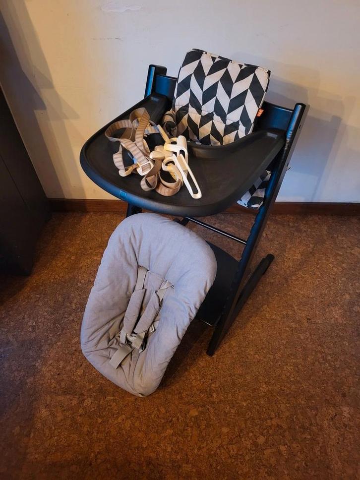 Complete zwarte tripp trapp kinderstoel, 2024!, Kinderen en Baby's, Kinderstoelen, Zo goed als nieuw, Ophalen of Verzenden
