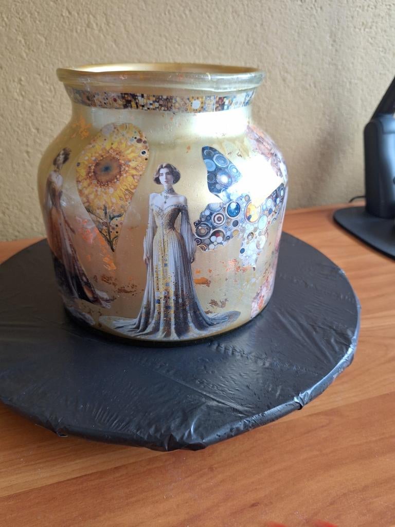 Goudkleurige Decoupage Vaas met Klassieke Dames, Antiek en Kunst, Ophalen