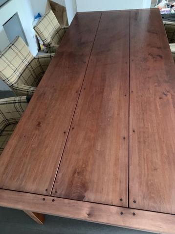 Klassieke walnoothouten eettafel beschikbaar voor biedingen