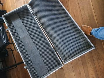 Flightcase... binnen afmetingen  1.27m, 47 cm,  13 cm. beschikbaar voor biedingen