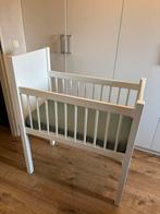 Wit babywiegje met nieuw koudschuim matras, Kinderen en Baby's, Babywiegjes en Ledikanten, Ophalen, Zo goed als nieuw, Wieg