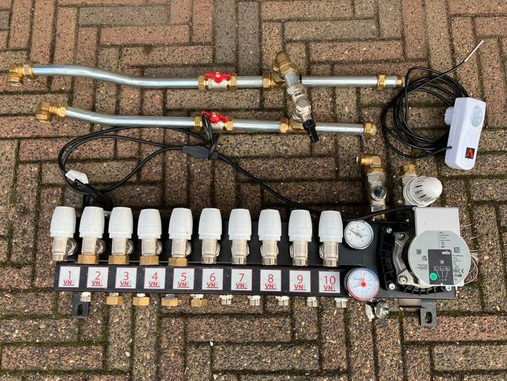 Vloerverwarming verdeler met pomp 10 groepen, Doe-het-zelf en Verbouw, Verwarming en Radiatoren, Zo goed als nieuw, Overige typen