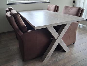 Eet tafel met 4 Stoelen en Twee 3 zits banken Western leder beschikbaar voor biedingen