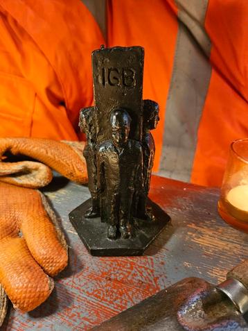 Massief brons beeld: Met elkaar verbonden Jaap Hartman 1950 beschikbaar voor biedingen