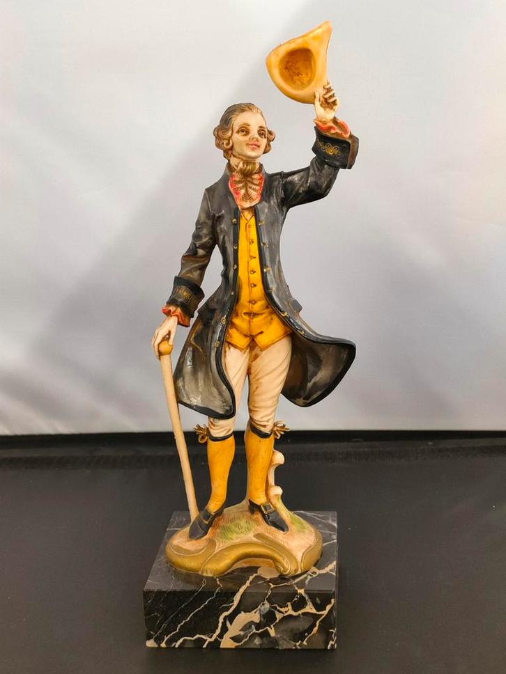 Victoriaans beeldje van hars op marmeren basis, Antiek en Kunst, Kunst | Beelden en Houtsnijwerken, Ophalen of Verzenden