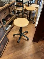 Vintage atelier/brueau kruk in hoogte verstelbaar wieltjes, Ophalen, In hoogte verstelbaar, Gebruikt, Hout