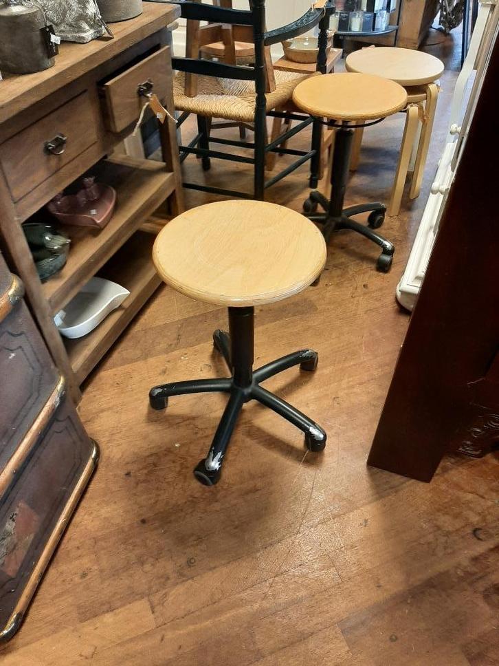 Vintage atelier/brueau kruk in hoogte verstelbaar wieltjes, Huis en Inrichting, Krukjes, Gebruikt, Hout, In hoogte verstelbaar