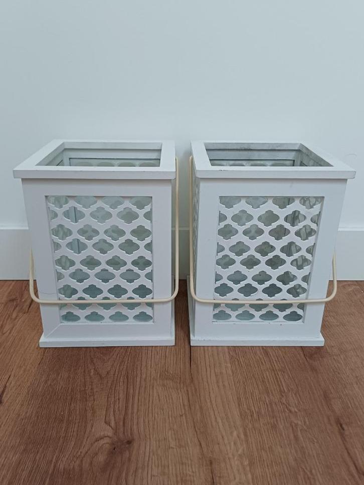 2 lantaarns/windlichten, Huis en Inrichting, Woonaccessoires | Kandelaars en Kaarsen, Gebruikt, Kandelaar, 25 tot 50 cm, Hout