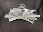 21 houten kinder kleding hangers, Ophalen, Zo goed als nieuw